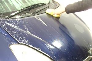 ①洗車にて汚れを落としておきます。